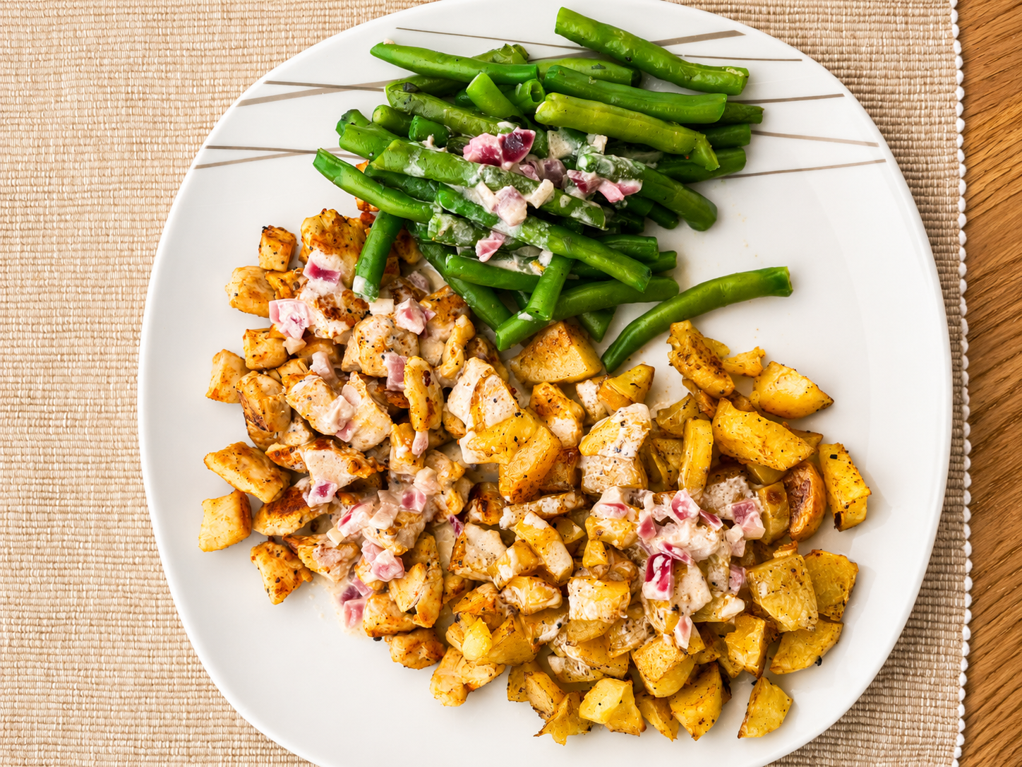 Hähnchen-Geschnetzeltes in Weißweinsoße mit Ofenkartoffeln und Bohnen