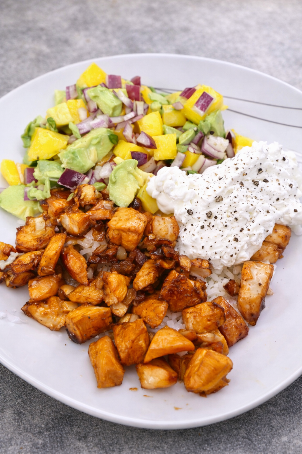 Lachs-Bowl mit Mango-Acocado-Topping